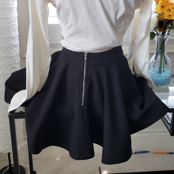 Black pleated skirt - Picture 2 of 5